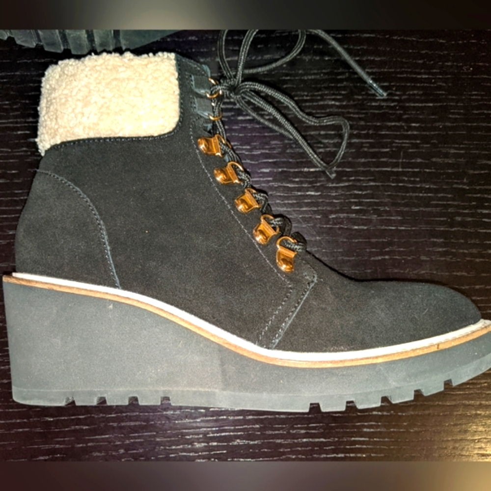 NWOT - Gorgeous Suede Cecilia NY women's 7.5 - beautiful quality & style.